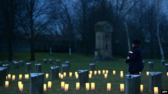 Поминальные свечи на еврейском кладбище в Терезине