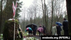 Прыборка каля помніка