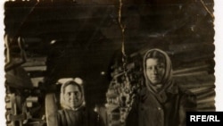 Депортовані кримські татарки на лісозаготовках у висланні на Уралі, 1953 рік.