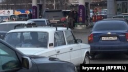 У Сімферополі на заправках черги, бензин закінчується, 26 листопада 2015 року