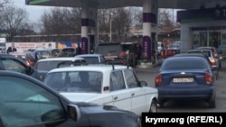 В Симферополе на заправках очереди, бензин заканчивается, 26 ноября 2015 года