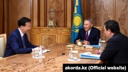 Посол Китая в Казахстане Чжан Сяо (слева) и экс-президент Казахстана Нурсултан Назарбаев. Нур-Султан, 22 апреля 2019 года.