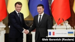 Ukrainian President Volodymyr Zelensky (right) and French President Emmanuel Macron attend a news briefing following talks in Kyiv on February 8.