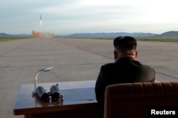 Ким Чен Ын наблюдает за очередным испытанием баллистической ракеты. 11 ноября 2017 года