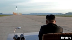 کیم جونگ اون رهبر کره شمالی آزمایش موشک «هوا سونگ ۱۲» را نظاره می‌کند