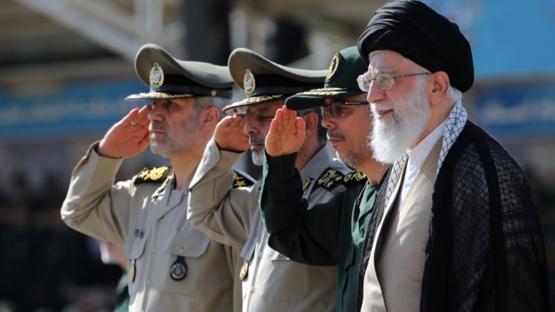 انتقاد خامنه‌ای از «تجویز برخی‌ها برای تسلیم شدن مقابل دشمن»
