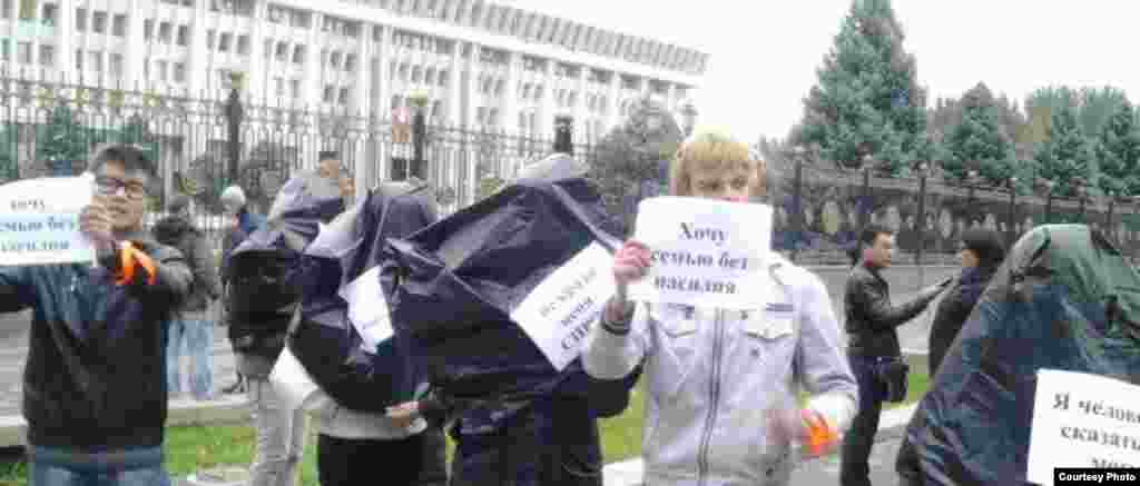 Бишкек. Акция гражданских активистов против "традиции" умыкания невесты.