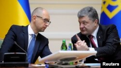 Президент Петро Порошенко (праворуч) і прем’єр-міністр Арсеній Яценюк, архівне фото