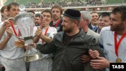 Первый вице-премьер Чечни Рамзан Кадыров и футбольная команда "Терек" (Грозный) празднуют победу в Кубке России 2004 года