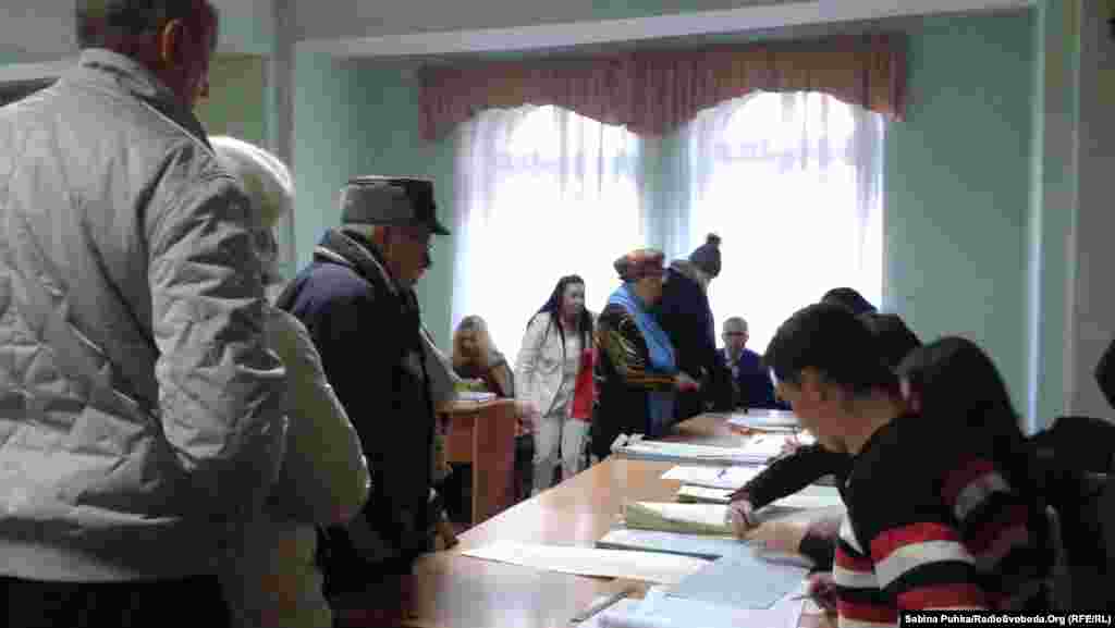 Избирательные участки в Украине в день выборов открылись в 8 часов утра. На фото: люди ждут, чтобы проголосовать. Киев, 26 октября 2014 года.