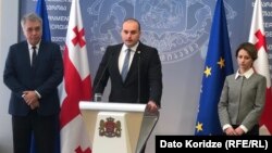 Пресс-конференция премьер-министра: (слева направо) Давид Сергеенко, Мамука Бахтадзе, Екатерина Тикарадзе