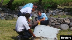 Istražioci ispituju dijelove aviona pronađene na obalama ostrva La Reunion, juli 2015.