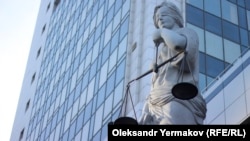 Київский апеляційний суд 14 квітня мав розглянути апеляційні скарги на запобіжні заходи двох учасників акції під Офісом президента
