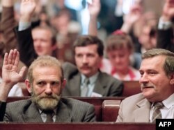 Заседание польского парламента, избранного на частично свободных выборах летом 1989 года. На переднем плане - лидеры "Солидарности" Лех Валенса (справа) и Бронислав Геремек