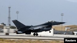 Afghanistan -- A US Air Force F-16 Flying Falcon fighter bomber takes off for a mission from Bagram air field, August 11, 2016