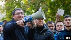 Renato Usatîi la protestul din fața Parlamentului din 15 octombrie 2015