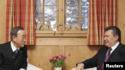 UN Secretary-General Ban Ki-Moon (L) met with Ukrainian President Viktor Yanukovych in Davos.