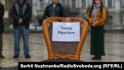 «Пустые стулья»: акция в поддержку украинских политзаключенных (фотогалерея)