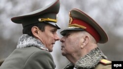 Un veteran român din al doilea război mondial (dreapta) e pe cale să fie sărutat de un militar de la ambasada rusă de la București, în timpul unei comemorări a soldaților ruși morți în al doilea război mondial, București, 20 fenruarie 2015.