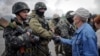 Местные жители общаются с украинскими военными, взявшими под свой контроль блокпост российских гибридных сил у Славянска, 2 мая 2014 года