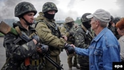Местные жители общаются с украинскими военными, взявшими под свой контроль блокпост российских гибридных сил у Славянска, 2 мая 2014 года