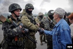 Місцеві жителі спілкуються з українськими військовими, які взяли під свій контроль блокпост російських гібридних сил біля Слов'янська, 2 травня 2014 року