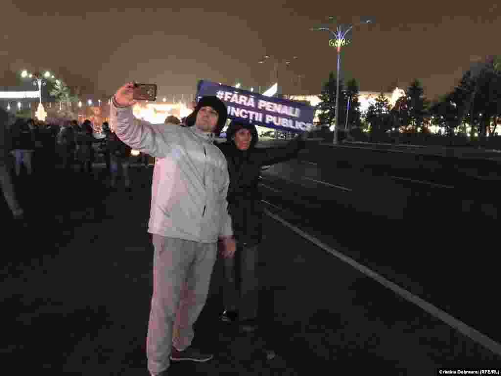 Pancarte afișate de protestatari cu mesajul &bdquo;Fără penali în funcții publice&rdquo;