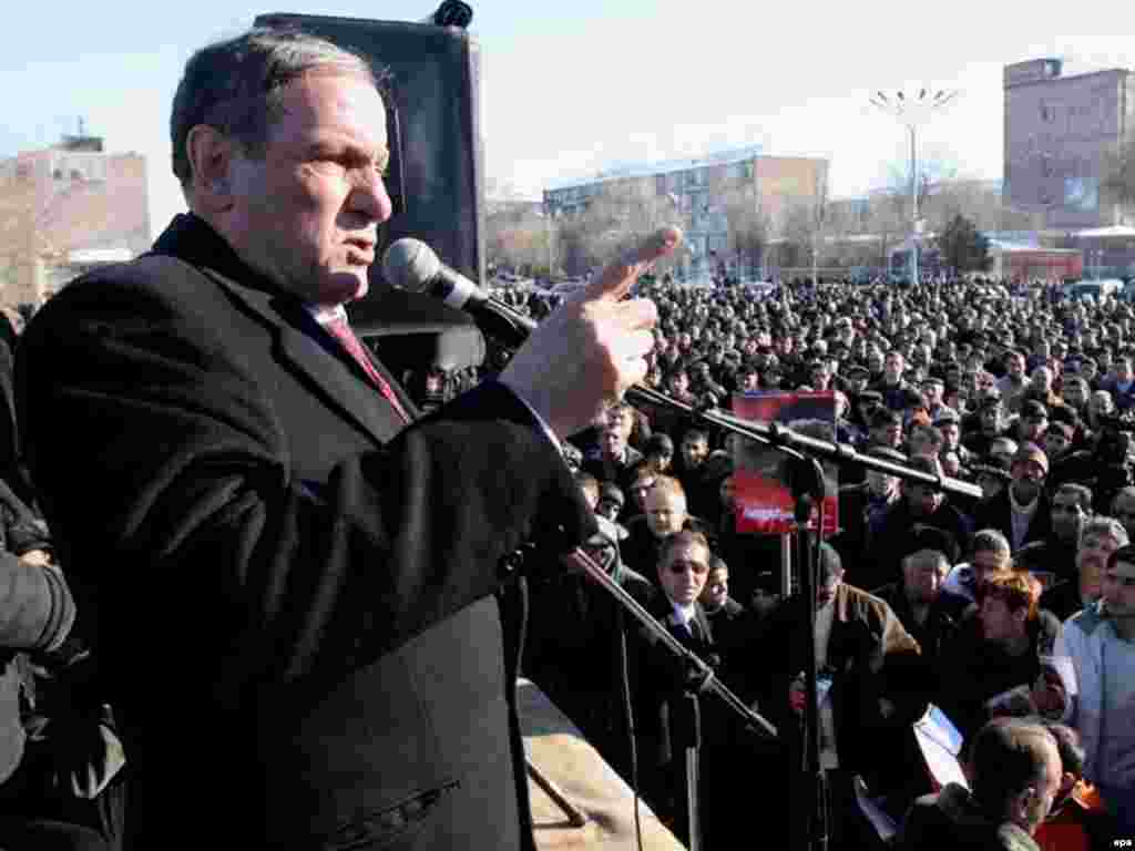 Кандидат от оппозиции Левон Тер-Петросян на митинге в Эчмиадзине, 15 февраля 2008