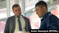 Представник російської поліції знайомить адвоката Едема Семедляєва зі змістом застереження на засіданні «Кримської солідарності». Сімферополь, жовтень 2018 року