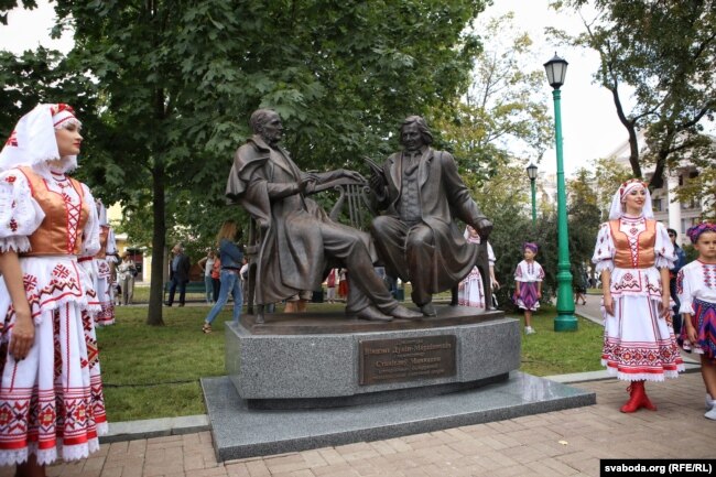 Помнік кампазытару Станіславу Манюшку і драматургу Вінцэнту Дуніну-Марцінкевічу