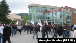 Правозащитники призывают власти обратить внимание на происходящее в Кварели, где противостояние между представителями «Грузинской мечты» и бывшими членами «Нацдвижения» особенно обострились перед предстоящими местными выборами