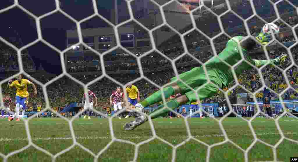 Brazil -- Brazil's forward Neymar scores from the penalty spot past Croatia's goalkeeper Stipe Pletikosa during the 2014 FIFA World Cup Group A football match at the Corinthians Arena in Sao Paulo on June 12, 2014