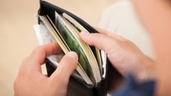 Türkmenistanda dollaryň ‘gara bazardaky’ nyrhy pese gaçýar
