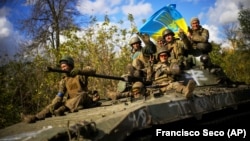 Українські військові на дорозі між Ізюмом, що на Харківщині, і містом Лиманом Донецької області, 4 жовтня 2022 року