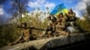 Українські військові на БТР їдуть дорогою між Ізюмом, що на Харківщині, і містом Лиманом Донецької області, 4 жовтня 2022 року