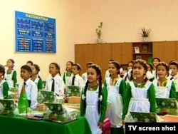 Ученики первого класса в одной из туркменских школ. Иллюстративное фото.