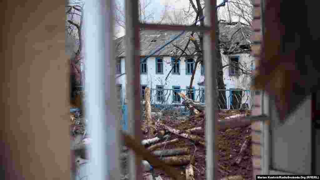 Дуже швидко нас провели біля залишків дитячого табору відпочинку. Навколо багато чагарників і досить небезпечно