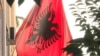 Një flamur i Shqipërisë i vendosur në Tiranë. Fotografi ilustruse nga arkivi. 
