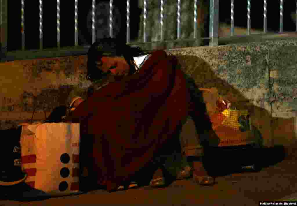 Žena spava na ulici u Amatričeu