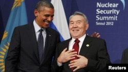 Қазақстан мен АҚШ президенттері Нұрсұлтан Назарбаев (оң жақта) пен Барак Обама ядролық қауіпсіздік саммитінде. Сеул, 27 наурыз 2012.