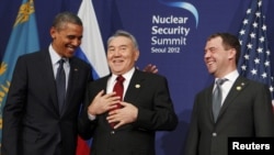 АҚШ президенті Барак Обама, Қазақстан президенті Нұрсұлтан Назарбаев, Ресей президенті Дмитрий Медведев Оңтүстік Кореада өткен ядролық саммитте. Сеул, 27 наурыз 2012 жыл. 