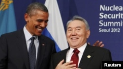 АҚШ президенті Барак Обама (сол жақта) мен Қазақстан президенті Нұрсұлтан Назарбаев ядролық қауіпсіздік саммитінде. Оңтүстік Корея, Сеул, 27 наурыз 2012 жыл. 