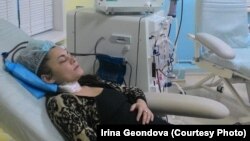 Ирина Геондова на процедуре гемодиализа — через пять дней после освобождения из тюрьмы. Караганда, 28 января 2019 года.