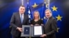 Milorad Dodik, kao predsjedavajući Predsjedništva BiH predaje odgovore na Upitnik Evropske komisije delegaciji EU. Brisel, mart 2019. godine. 