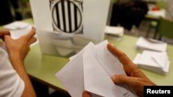Підрахунок бюлетенів після закінчення голосування. Барселона, 1 жовтня 2017 року