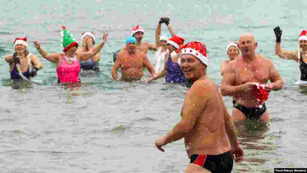 Більшість &laquo;моржів&raquo; вирішили скупатися в зимовому морі у святкових костюмах
