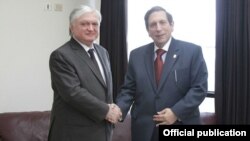 Панама - Встреча глав МИД Армении и Панамы - Эдварда Налбандяна (слева) и Фернандо Фабрега, Панама, 8 января 2014 г. (фотография - пресс-служба МИД Армении)
