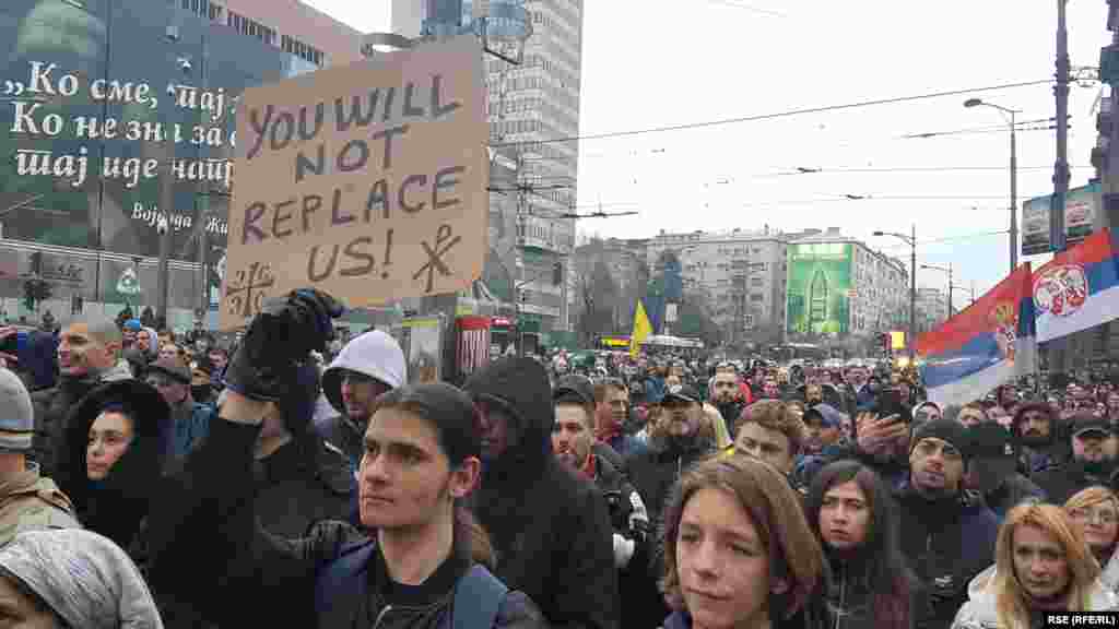 &quot;Nećete nas zameniti&quot; - transparenet koji su nosili neki od okupljenih