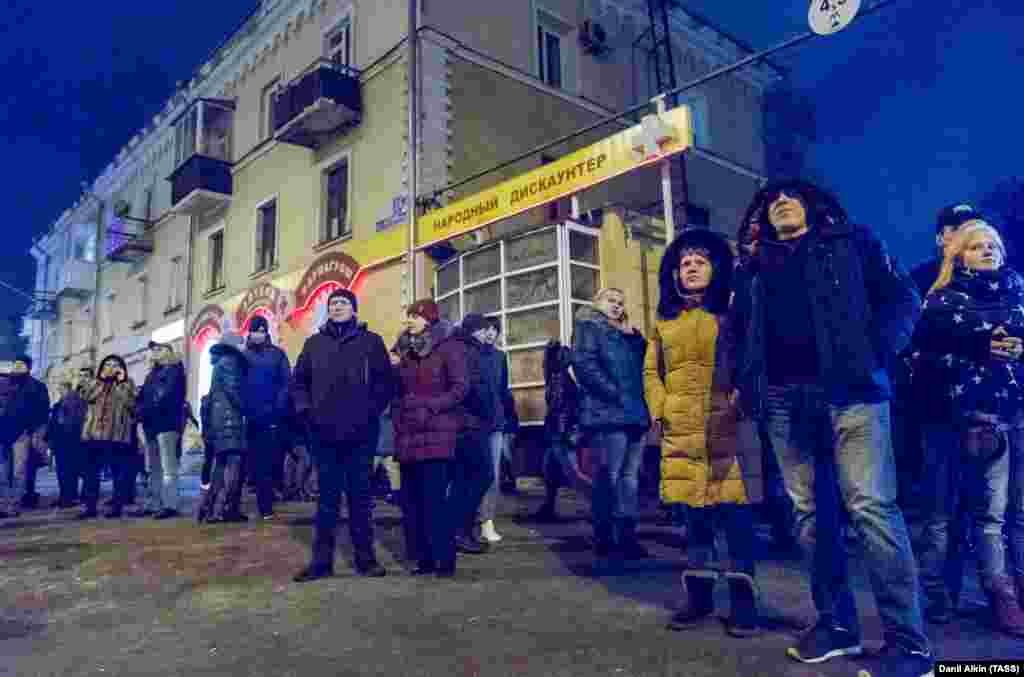 Сауда орталығының маңында тұрған адамдар. 25 наурыз 2018 жыл. 