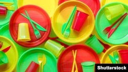 Пластикові тарілки, столові прибори, трубочки для пиття, тримачі для повітряних кульок та ватні палички одноразового використання будуть заборонені в ЄС до 2021 року